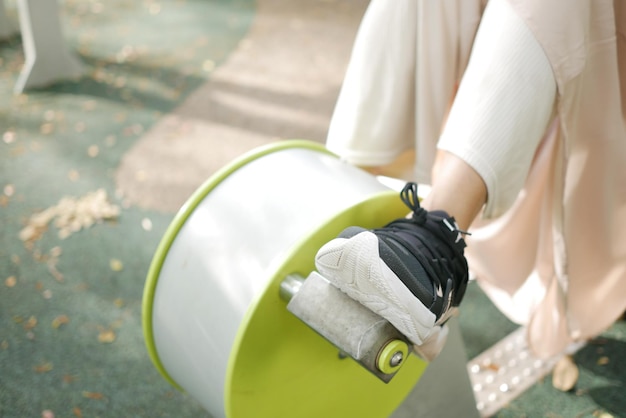 Pies de mujer mini bicicleta pedal ejercicio al aire libre