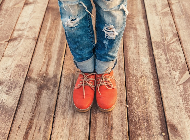 Pies de mujer en zapatos rojos