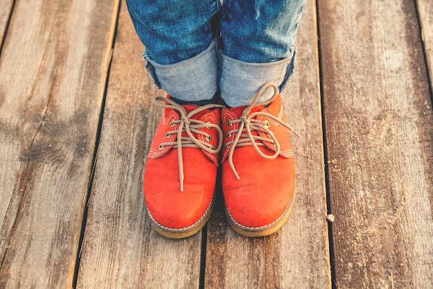 Pies de mujer en zapatos rojos