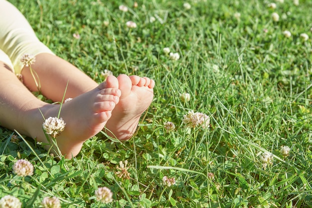 Pies de niña en la hierba