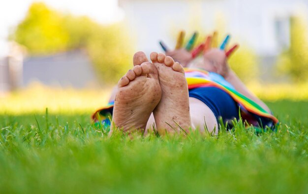 Foto los pies de los niños en la hierba foco selectivo