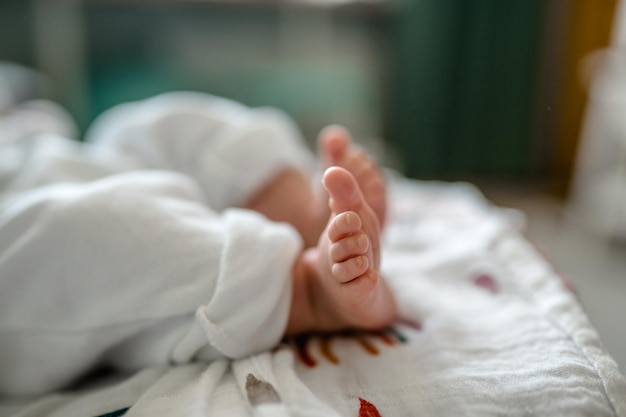 Los pies de los niños pequeños yacen sobre la colcha. Lindo concepto de recién nacido