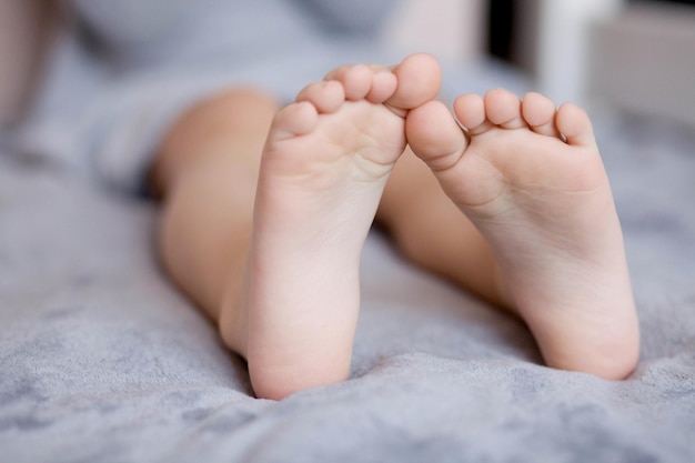 Foto los pies de los niños se tocan en primer plano