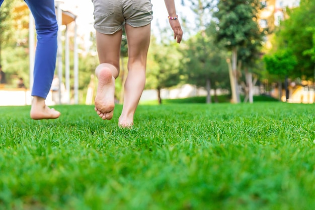 Los pies de los niños van sobre la hierba Enfoque selectivo