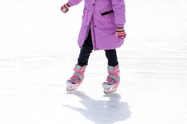 Pies patinando en la pista de hielo