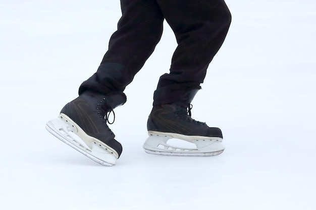 Pies patinando en la pista de hielo