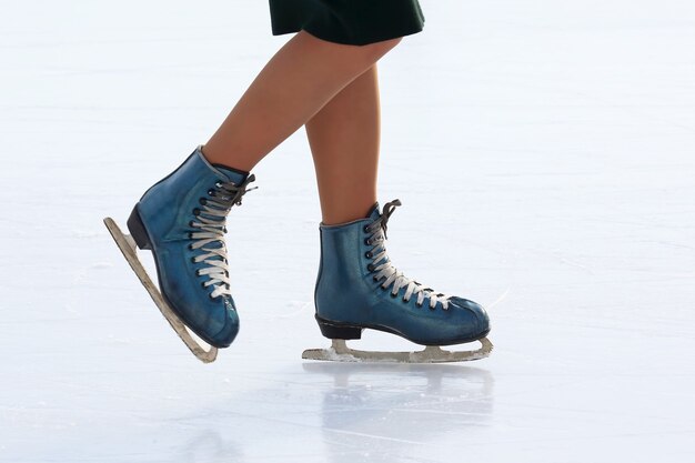 Pies patinando en la pista de hielo