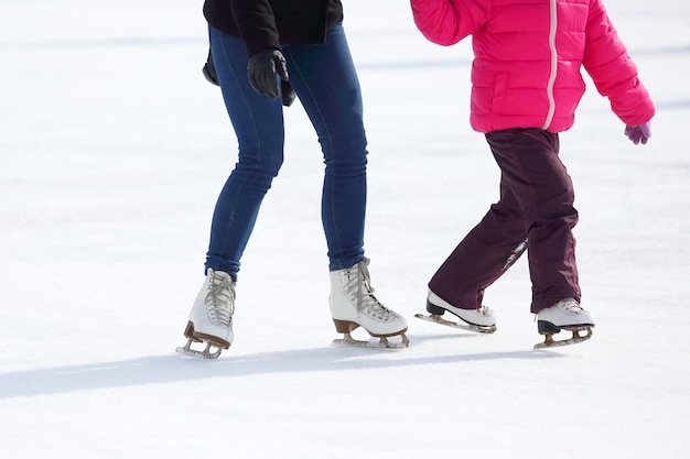 Pies patinando en la pista de hielo