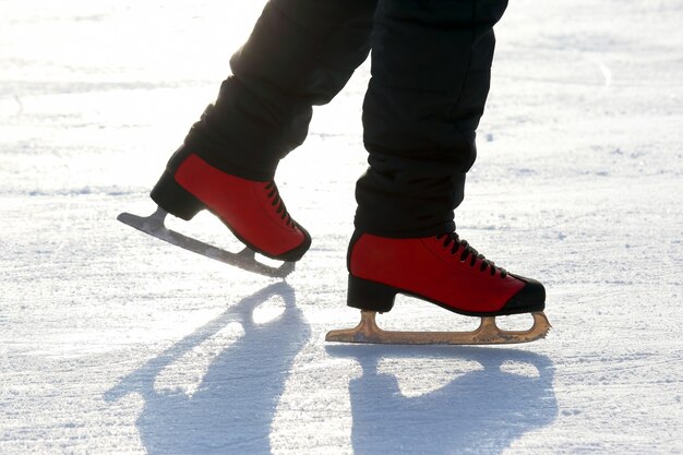 Pies patinando en la pista de hielo