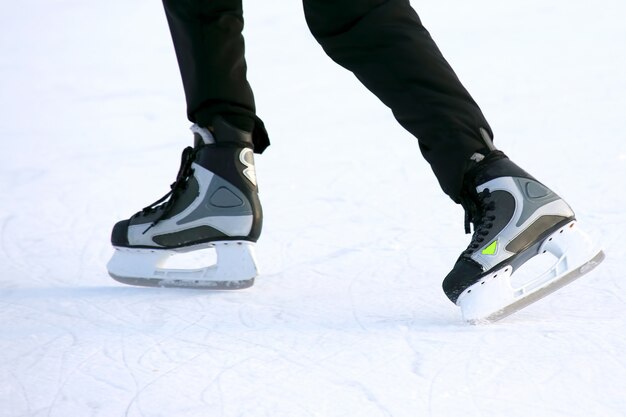 Pies patinando en la pista de hielo