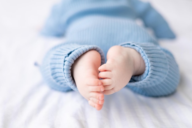 los pies pequeños del bebé en primer plano, el concepto de salud infantil