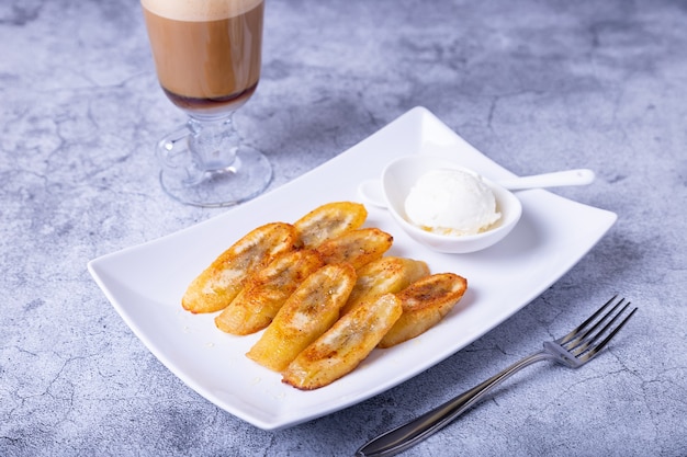 Pies pirozhki mit Kohl Hausgemachtes Backen Traditionelle russische und ukrainische Küche