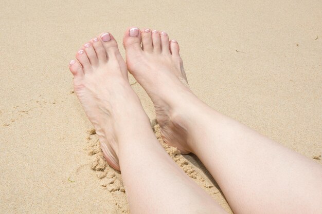 Pies en la playa en verano