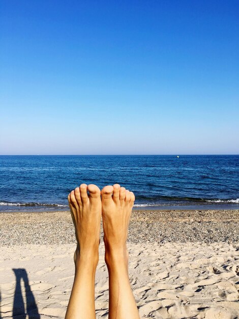 Foto los pies en la playa