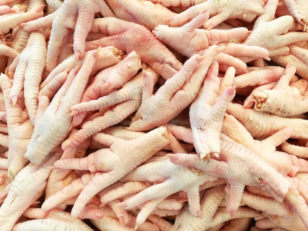 Los pies de pollo se venden en el mercado