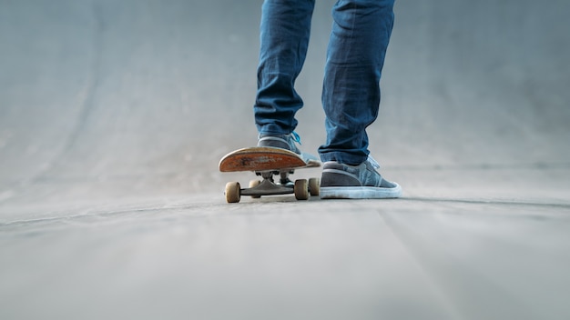 Pies de skater. Hábito deportivo y vida activa. Estilo de vida urbano.