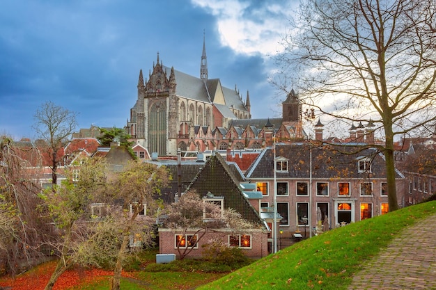 Foto pieterskerk antigua iglesia del siglo xiii en leiden, holanda del sur, países bajos