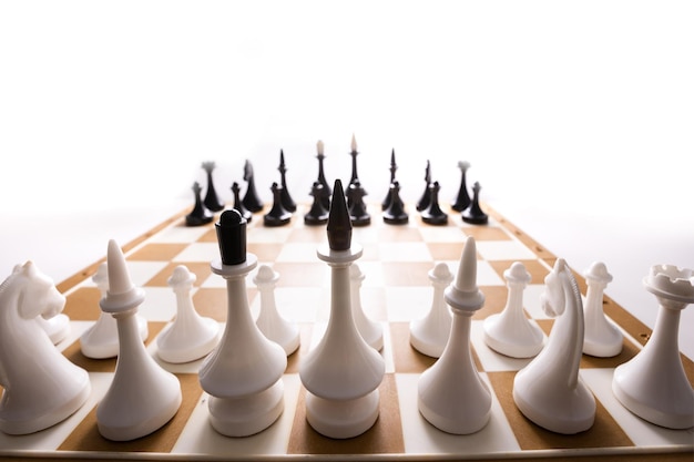 pieza de ajedrez aislada sobre fondo blanco que aconseja un comportamiento estratégico.