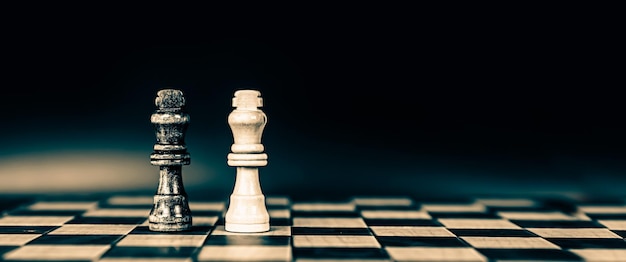 La pieza de ajedrez rey se coloca en los conceptos de tablero de ajedrez de desafío de competencia del equipo de negocios líder o voluntario de trabajo en equipo o ganador y plan estratégico de liderazgo y gestión de riesgos o jugador de equipo