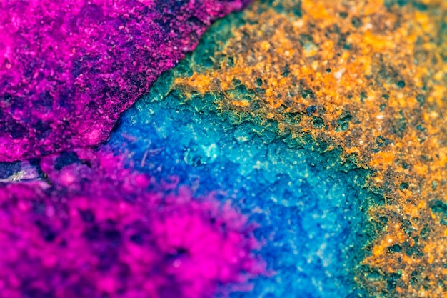 Una pieza de arte colorida está cubierta de polvo colorido.