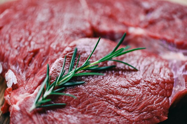 Foto pieza de carne cruda fresca con romero