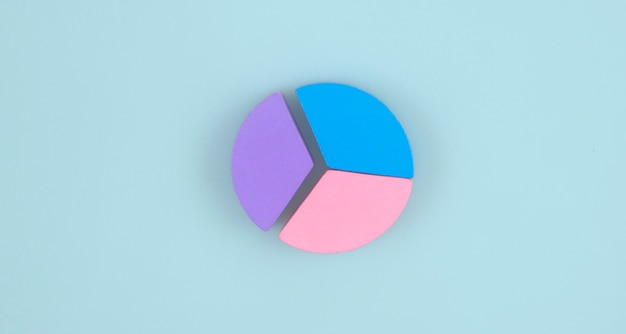 Pieza de conexión empresarial de un gráfico circular de madera multicolor