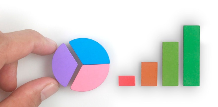 Foto pieza de conexión empresarial de gráfico circular multicolor en una mano