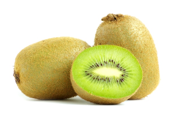 Pieza fresca de kiwi aislado sobre fondo blanco.