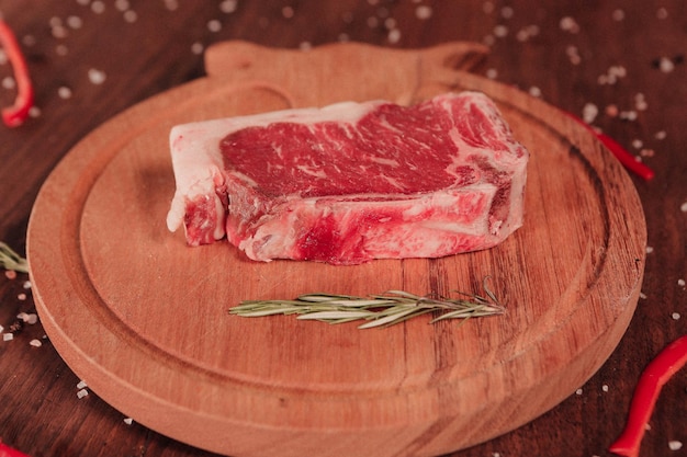 pieza grande de carne cruda de cerdo lista para cocinar