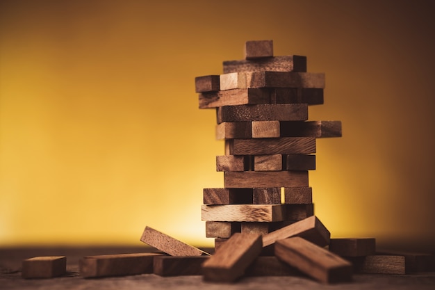 pieza de madera de estrategia de pila y concepto de riesgo