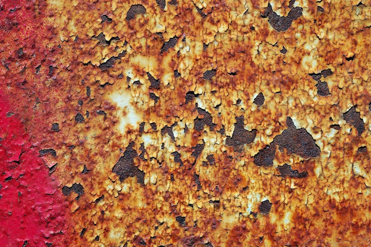 Foto una pieza de metal oxidada tiene una pequeña x en ella.