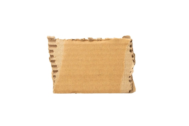 Pieza de papel cartón marrón aislado sobre fondo blanco.