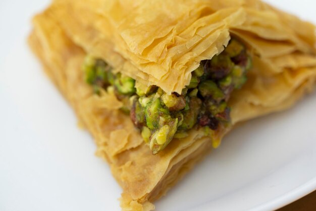 Una pieza de postre dulce de baklava