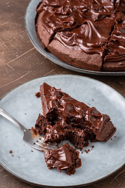 Una pieza, sirviendo pastel de chocolate brownie en un plato azul, de cerca.