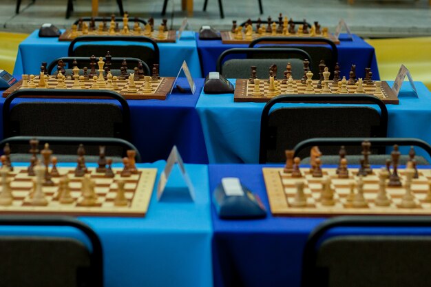 Piezas de ajedrez alineadas en muchos tableros en preparación para un gran torneo