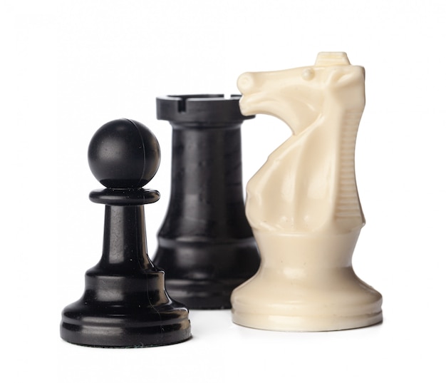 Piezas de ajedrez en blanco y negro sobre fondo blanco.