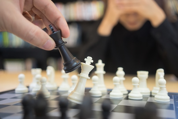 Foto piezas de ajedrez a bordo ideal para el concepto de estrategia de venta de liderazgo y negocios