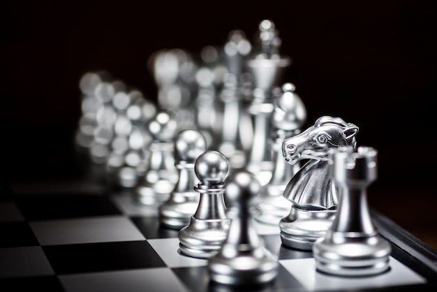 piezas de ajedrez de plata en un tablero de ajedrez