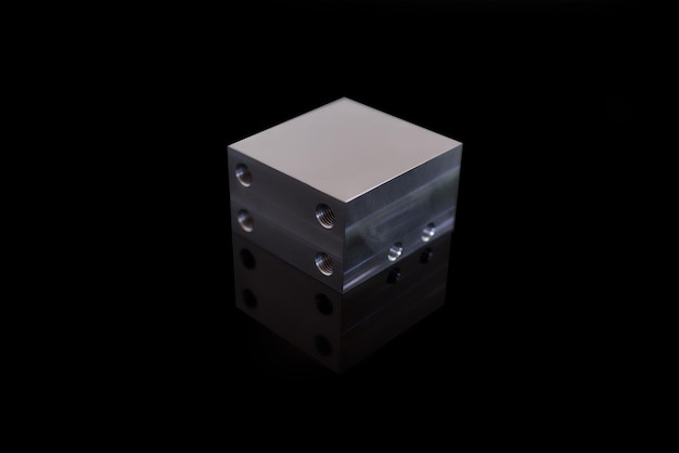Piezas de aluminio modernas para materiales cnc de automóviles aislados sobre fondo negro