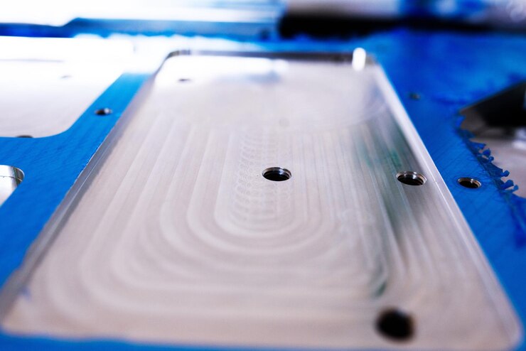 Foto piezas de aluminio modernas para materiales cnc de automóviles aislados sobre fondo negro