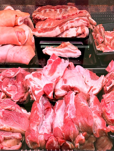 Foto piezas de carne cruda fresca en el mostrador de una tienda fondo de carne de piezas de carne de res y cerdo