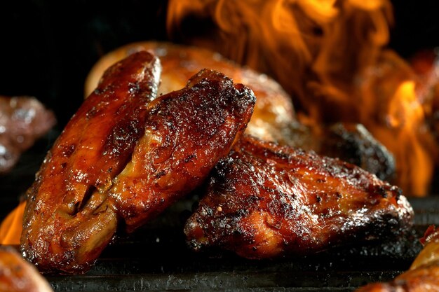 Foto piezas de carne de pollo a la parrilla