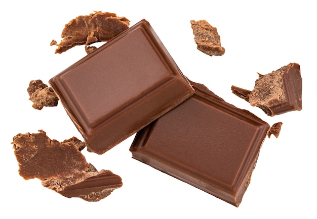 Piezas de chocolate con leche aisladas en blanco