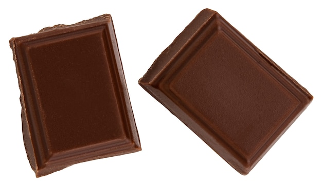 Piezas de chocolate con leche aisladas en blanco