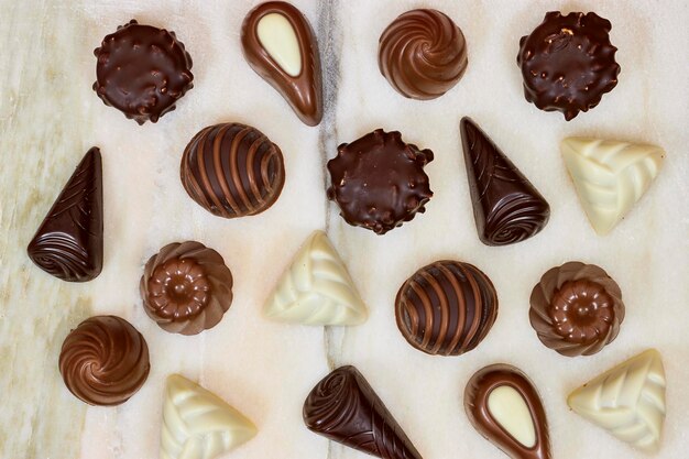 piezas de chocolate de varios tipos en una caja para el día de San Valentín sobre fondo de mármol