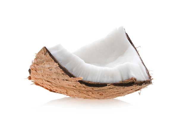 Piezas de coco aisladas sobre fondo blanco