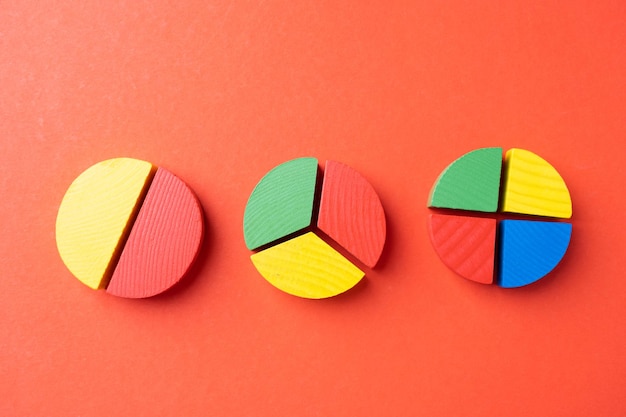 Piezas coloridas de madera con gráficos de pastel