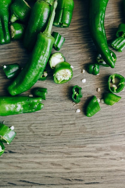 Piezas cortadas de chile verde