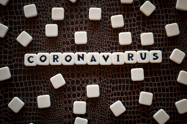 Piezas del crucigrama que forman la palabra "coronavirus"