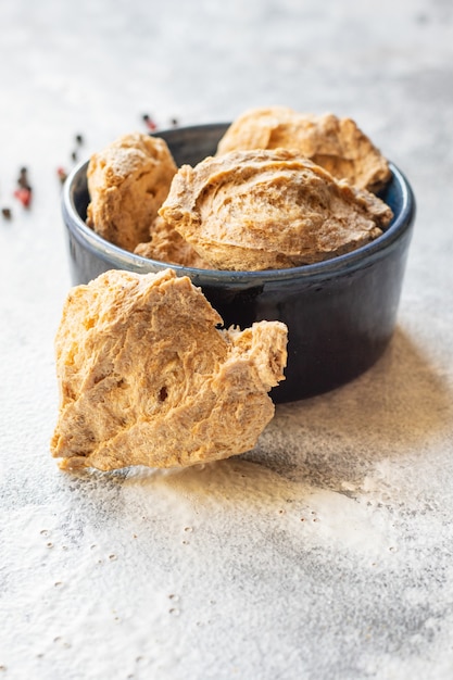 Piezas crudas de carne de soja seitán listo para cocinar snack vegano o vegetariano